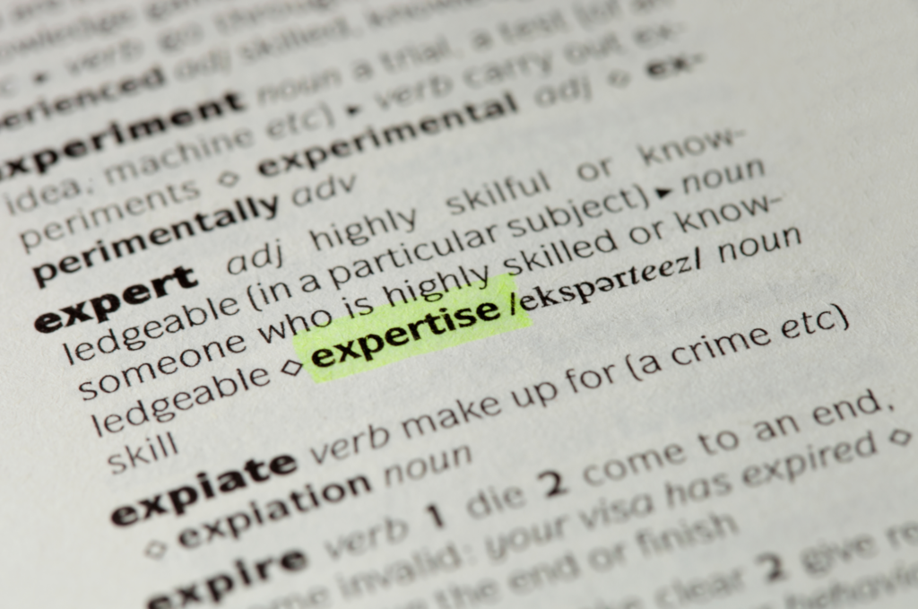 Woordenboek met het woord expertise gemarkeerd